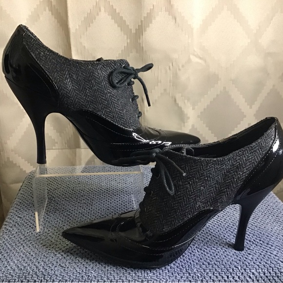 Guess Briclyn Pointed Toe Wingtip Lace Up Heels - Picture 9 of 16